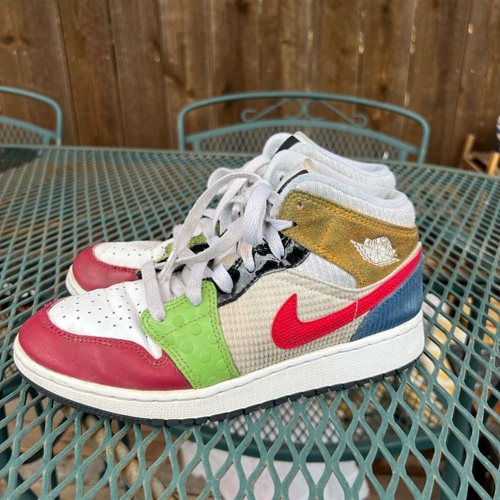 Nike Boys Kids Sneakers in Red, Green, and Gold 5Y - Picture 12 of 14